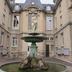 Fontaine surmontée par l'allégorie d'une source