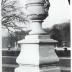 Vases ornés de guirlande de fleurs, d'après Jules Hardouin-Mansart, deux exemplaires