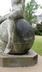 Jeune homme sur un globe