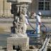 Trois enfants portant une vasque